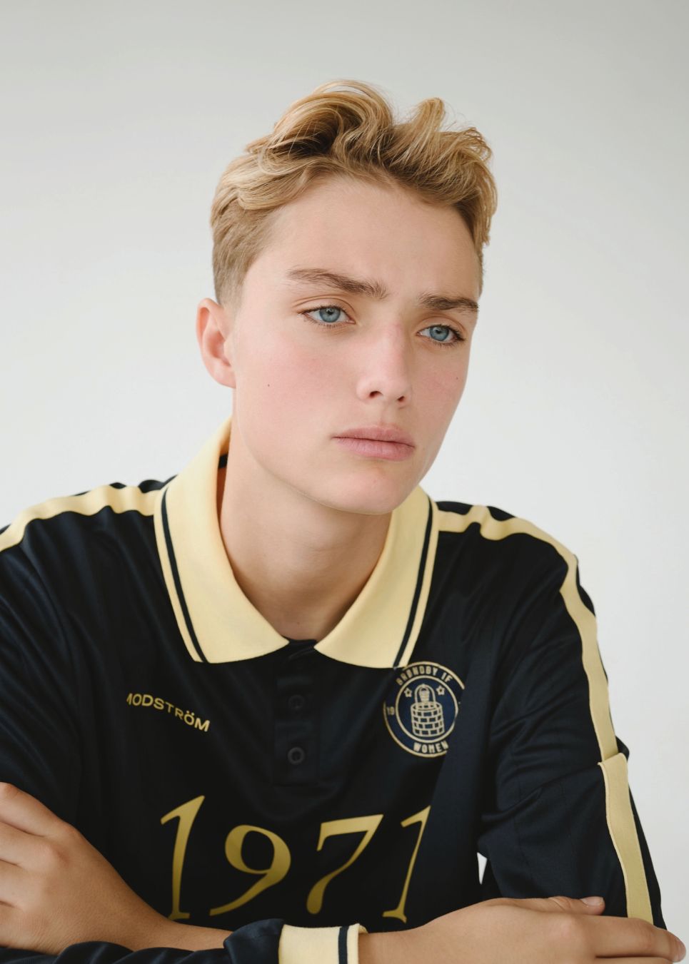 Fodbold jersey i mørkeblå med gule detaljer lavet i samarbejde med Brøndbys kvindehold. 1971 Polo har en løs pasform med stolpelukning og krave, samt lange ærmer med ribkant. Desuden har poloen Brøndby Womens og Modström logo på brystet.