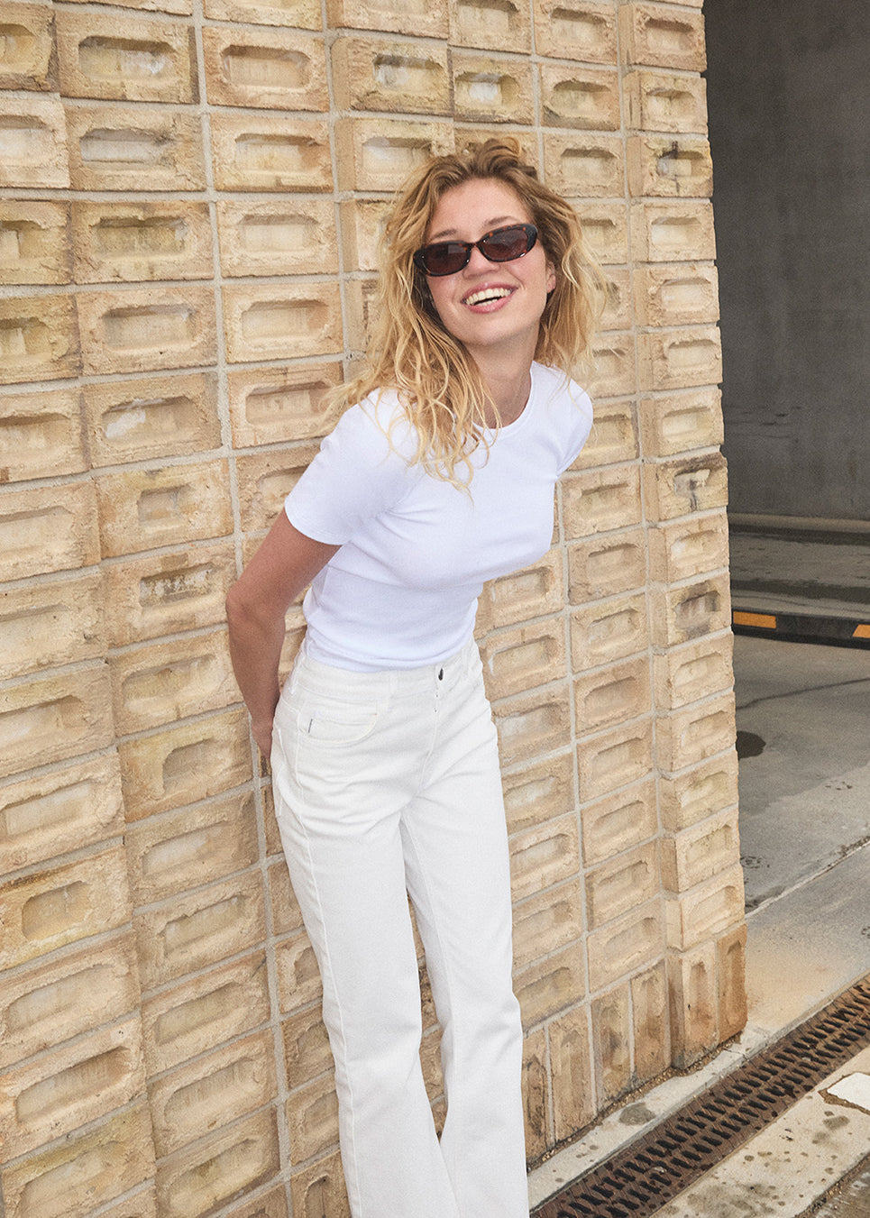 Flared denim jeans i hvid i boumuldsdenim. IsoldeMD solid cropped jeans har en høj talje, lynlåsgylp og for- og baglommer.
Modellen har en størrelse 27(small) på og er 175 cm.