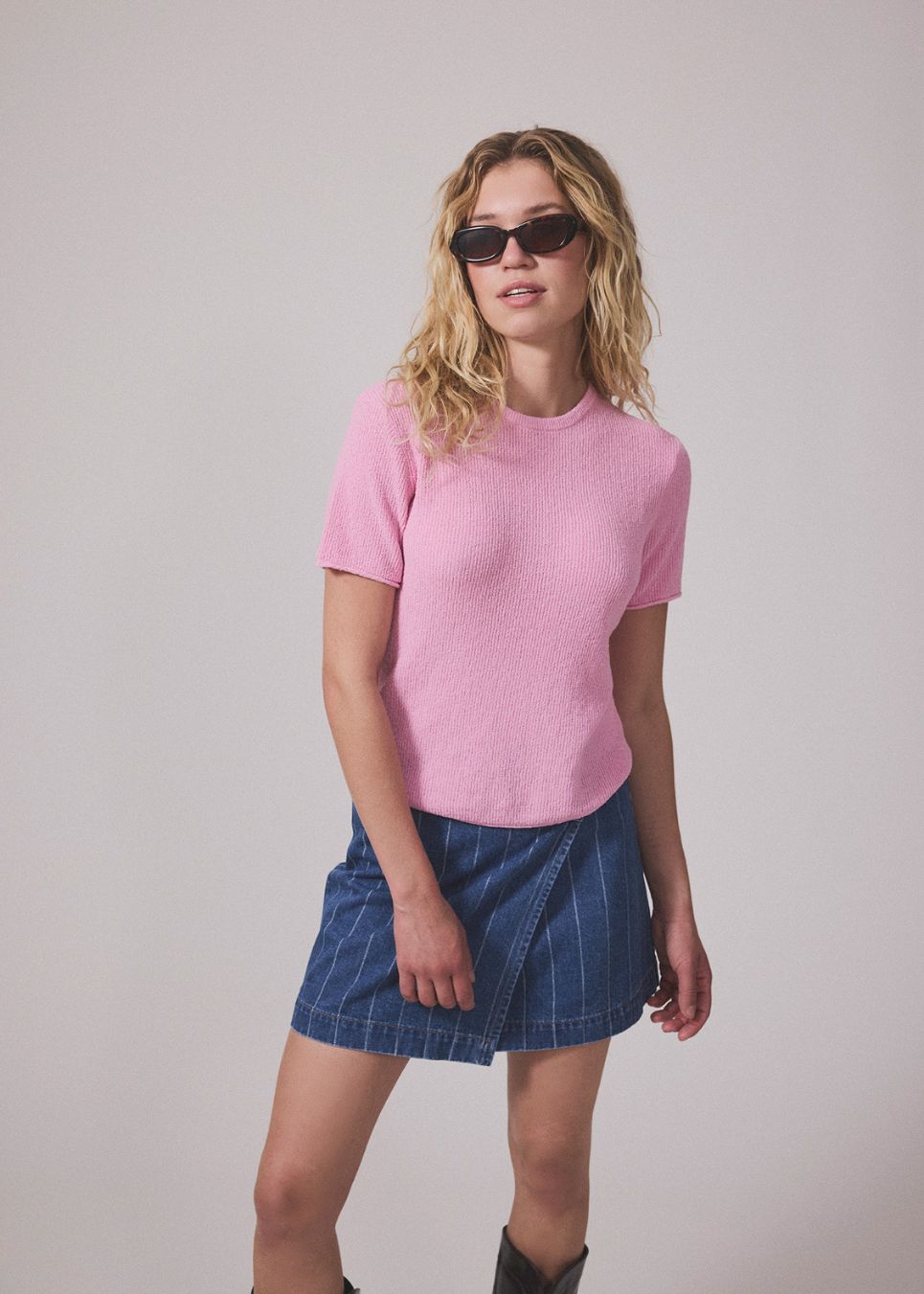 Kort denim nederdel i bomuldsdenim. IsoldeMD jacquard skirt har en symetrick lukning fortil og lukkes med en knap.