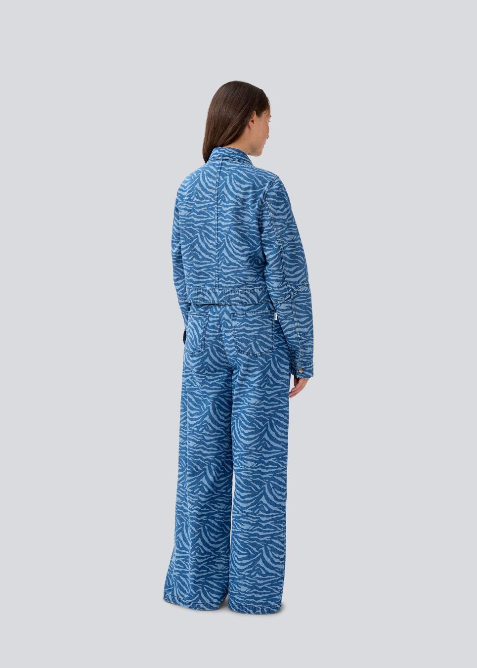 Jeans med vidde I bomuldsdenim. MaseMD print pants har en høj talje for- og baglommer og et elastik i taljen. Modellen er 177 cm og har en str. S/36 på.