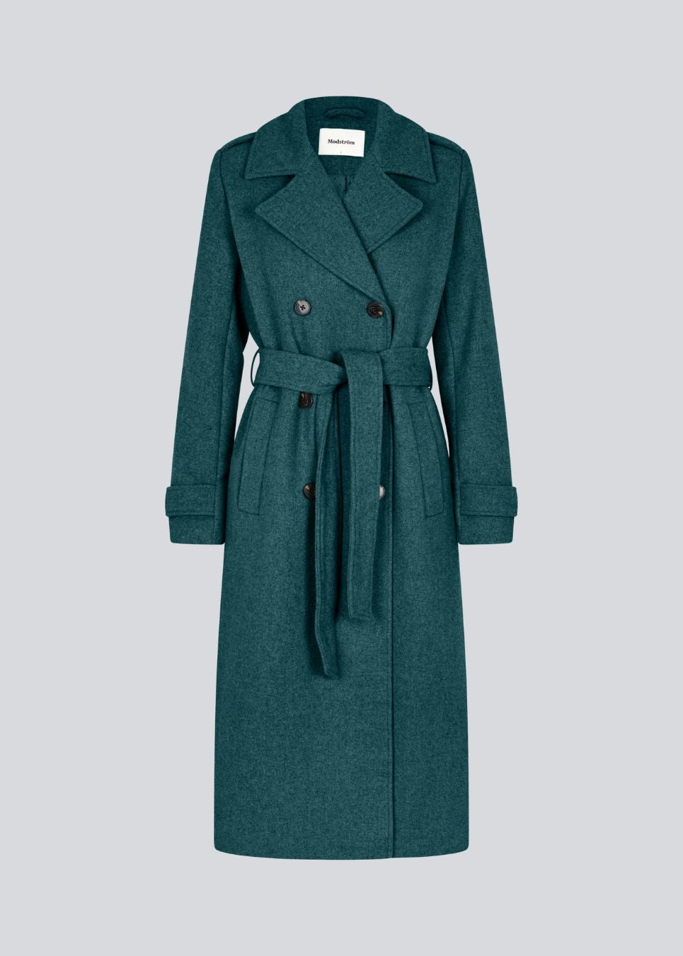 Klassisk, dobbeltradet uldfrakke med krave og revers. ShayMD coat har bredt taljebælte, skulderstropper, brede manchetter og stormflap. Med for og slids bagpå.