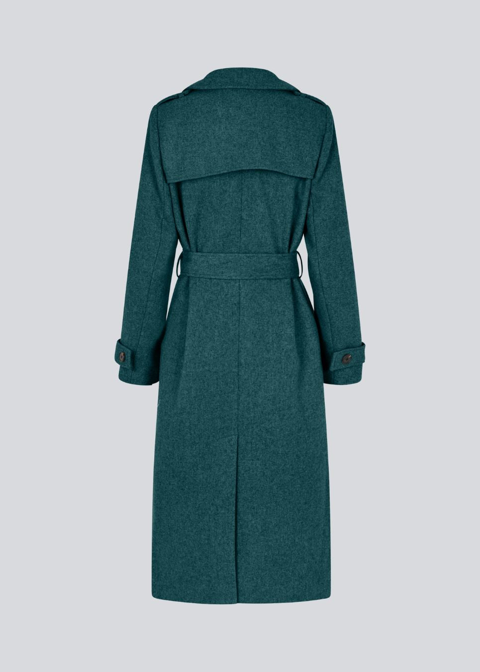Klassisk, dobbeltradet uldfrakke med krave og revers. ShayMD coat har bredt taljebælte, skulderstropper, brede manchetter og stormflap. Med for og slids bagpå.