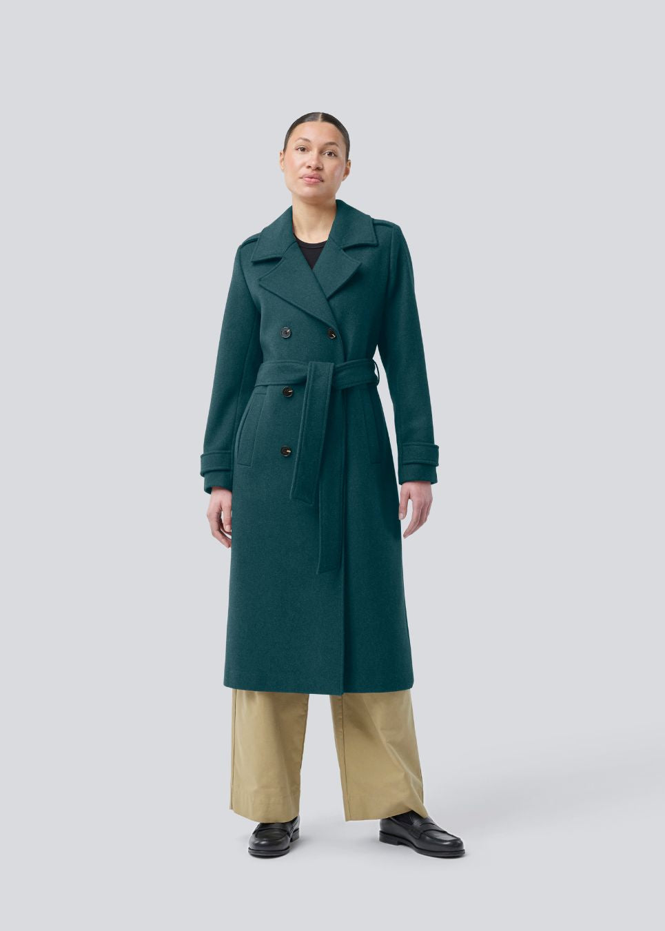 Klassisk, dobbeltradet uldfrakke med krave og revers. ShayMD coat har bredt taljebælte, skulderstropper, brede manchetter og stormflap. Med for og slids bagpå.