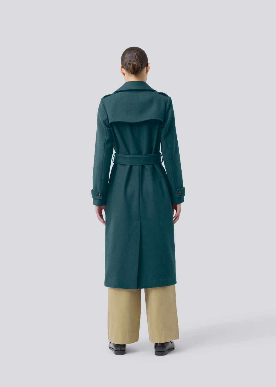 Klassisk, dobbeltradet uldfrakke med krave og revers. ShayMD coat har bredt taljebælte, skulderstropper, brede manchetter og stormflap. Med for og slids bagpå.
