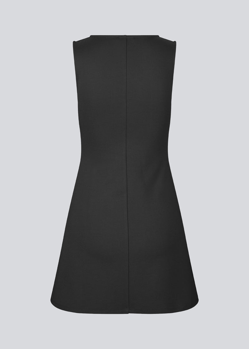 Figursyet mini kjole i sort i A-facon uden ærmer med rund hals. JosefineMD tank flare dress er fremstillet i et strækbart materiale. Modellen er 177 cm og har en størrelse S/36 på.