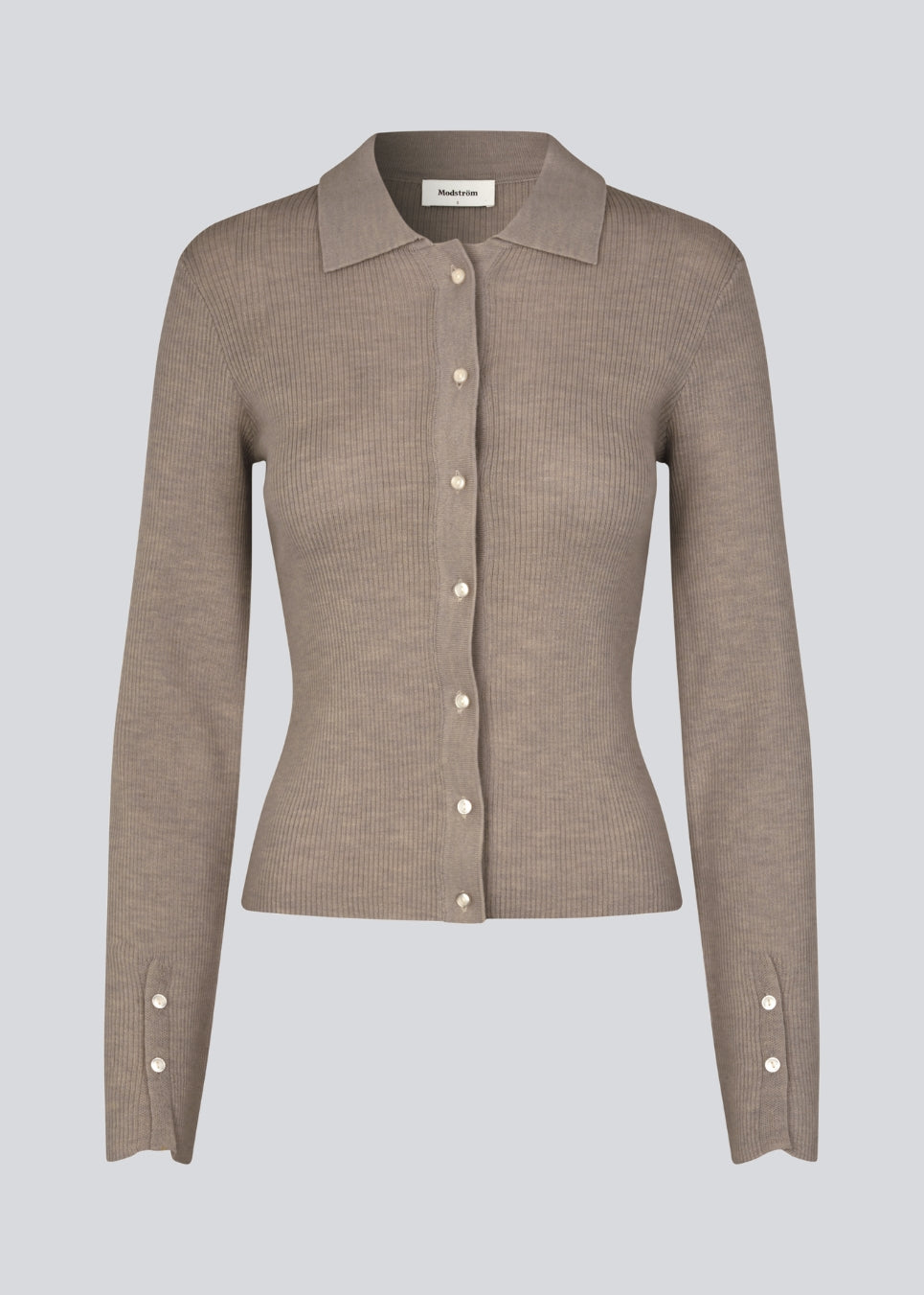 Tætsiddende cardigan i brun i blød ribstrik af uld. HirokiMD cardigan har krave, knapper foran og lange ærmer med slids og knapper. 