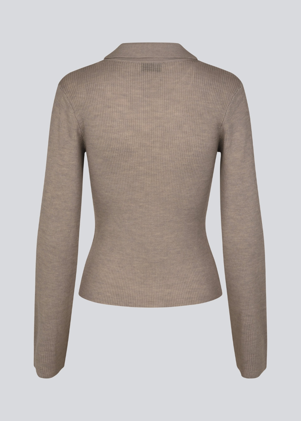Tætsiddende cardigan i brun i blød ribstrik af uld. HirokiMD cardigan har krave, knapper foran og lange ærmer med slids og knapper. 