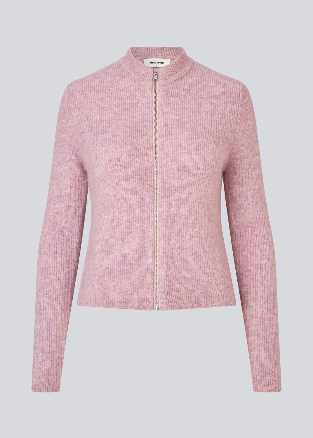 Tætsiddende cardigan I blød strik. TreeMD cardigan har en høj hals og en lynlås lukning fortil.