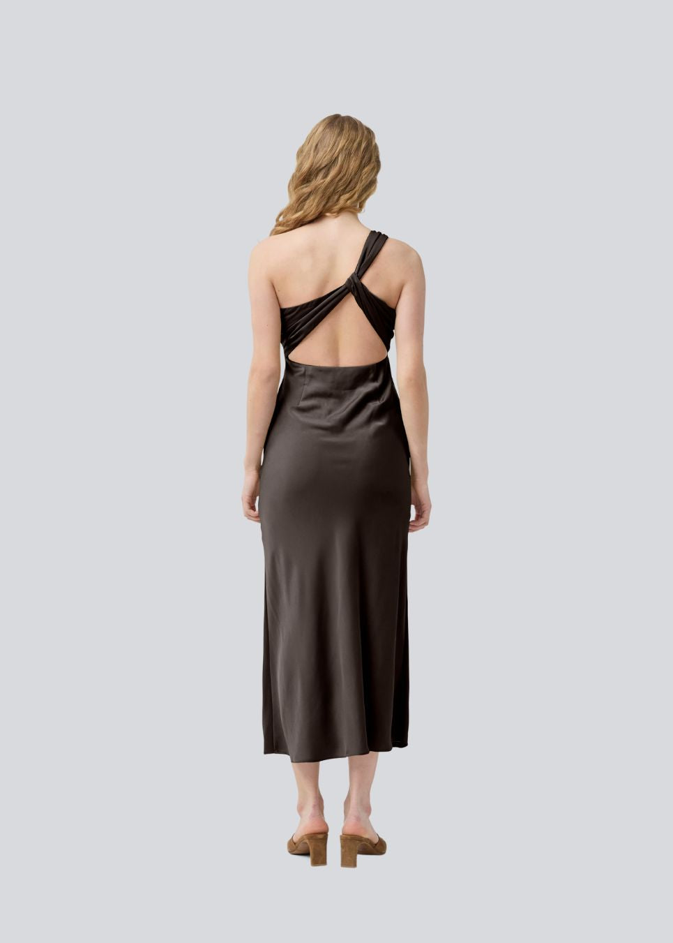 Vores populære Narcissamd dress er nu endelig kommet i en flot mørkebrun.
Mørkebrun lang one shoulder kjole i satin. NarcissaMD dress er en maxi dress med en åben ryg med smukke detaljer og en usynlig lynlås i siden.