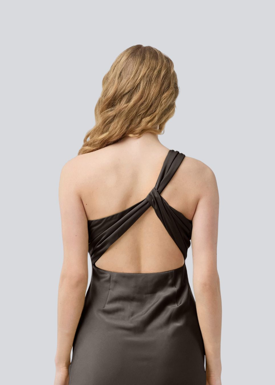Vores populære Narcissamd dress er nu endelig kommet i en flot mørkebrun.
Mørkebrun lang one shoulder kjole i satin. NarcissaMD dress er en maxi dress med en åben ryg med smukke detaljer og en usynlig lynlås i siden.