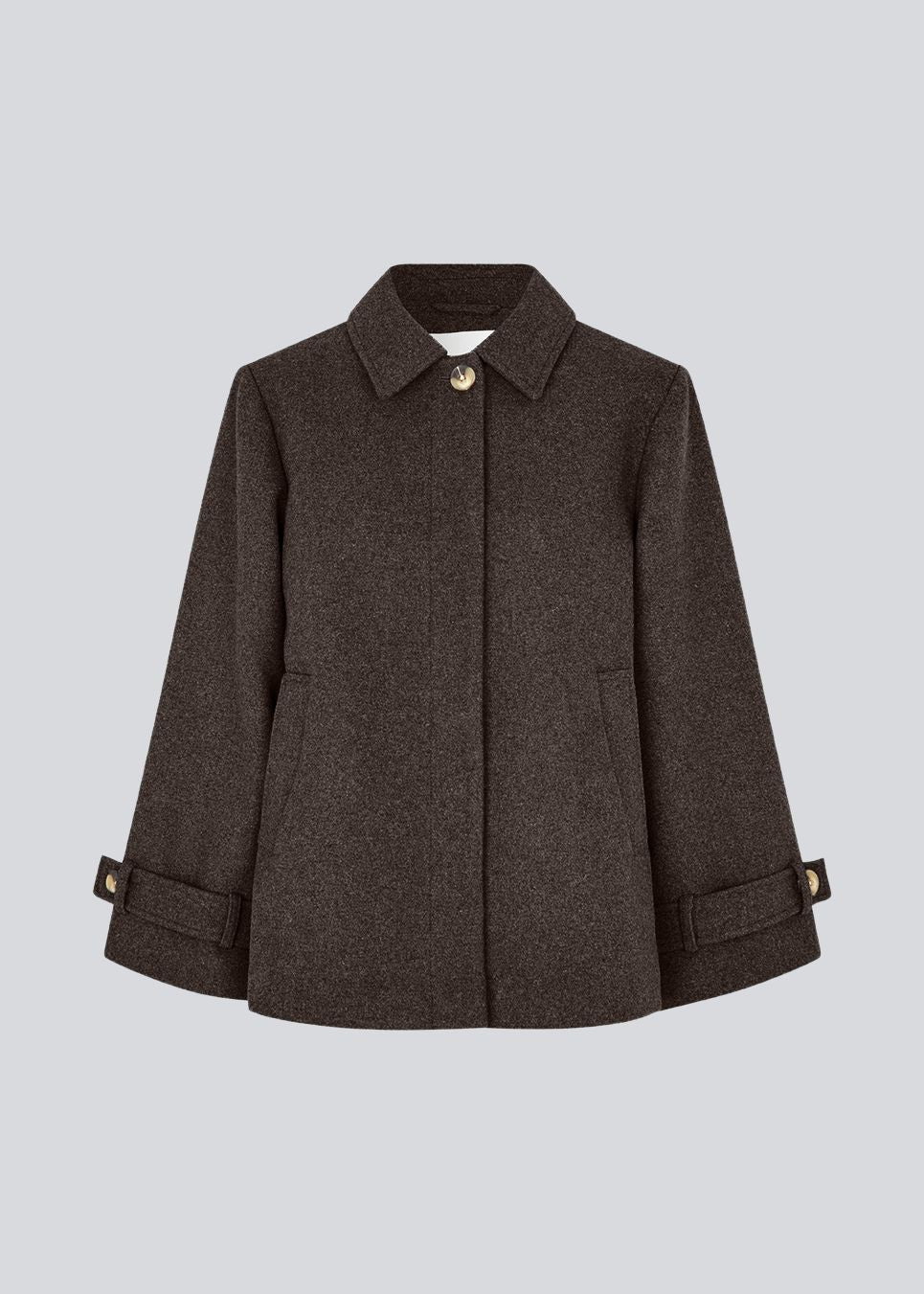 Klassisk kort jakke i uldblanding. Ofiamd jacket har en afslappet pasform, skjult knappelukning og krave. Modellen er 175 cm og har en str. s/36 på.