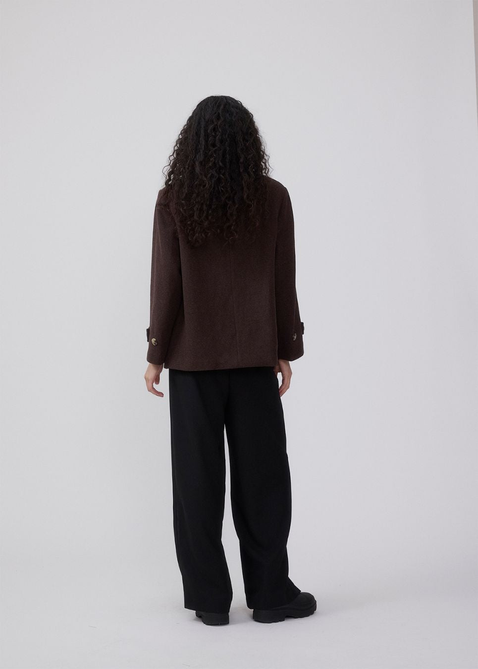 Klassisk kort jakke i uldblanding. Ofiamd jacket har en afslappet pasform, skjult knappelukning og krave. Modellen er 175 cm og har en str. s/36 på.