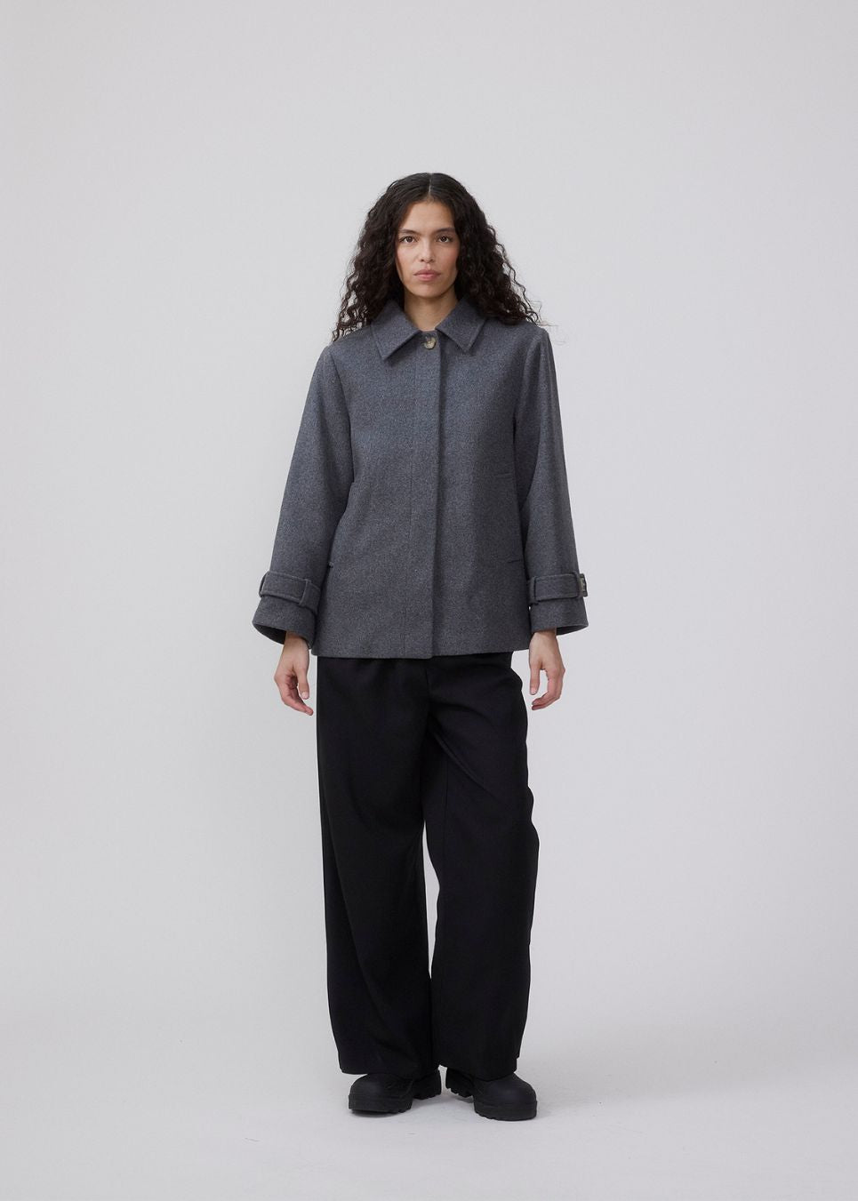 Klassisk kort jakke i uldblanding. Ofiamd jacket har en afslappet pasform, skjult knappelukning og krave. Modellen er 175 cm og har en str. s/36 på.