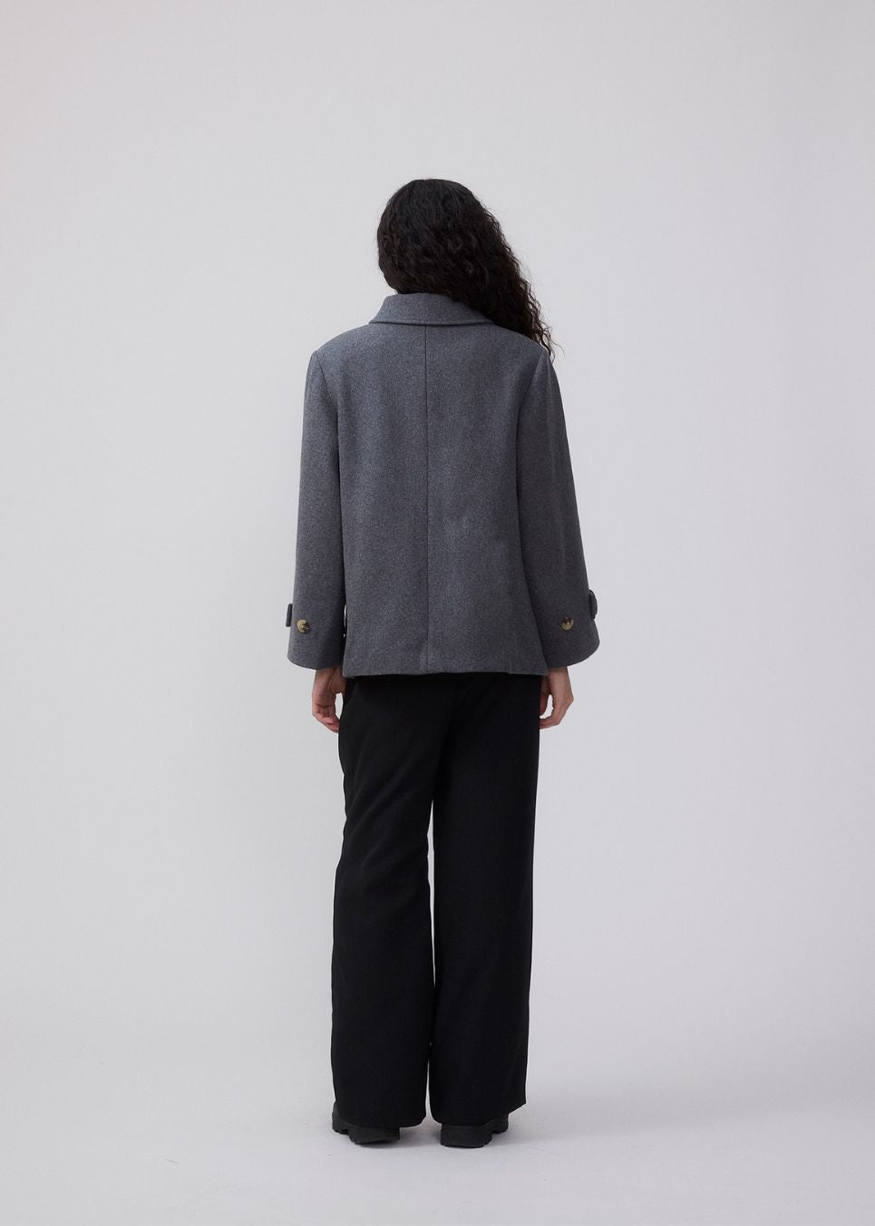 Klassisk kort jakke i uldblanding. Ofiamd jacket har en afslappet pasform, skjult knappelukning og krave. Modellen er 175 cm og har en str. s/36 på.