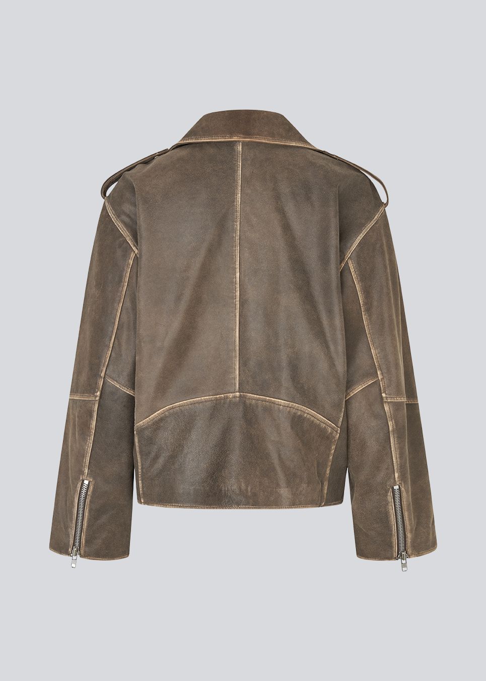 Jakke i blød lammelæder med skrå lynlås foran, revers med trykknapper og lange ærmer med lynlås forneden. HullaMD jacket har skrå forlommer med lynlås foran og er med foer. Modellen er 175 cm og har en størrelse S/36 på.