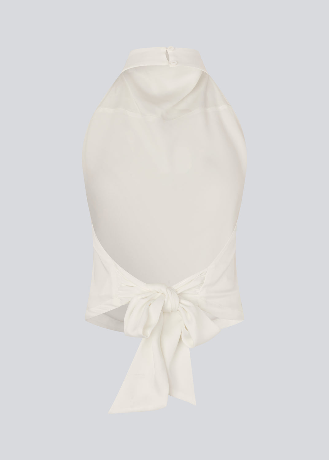 Halterneck top i hvid med bindedetalje i satin. Timmiemd top har en åbenryg med bindebånd og en knappelukning i nakken. 