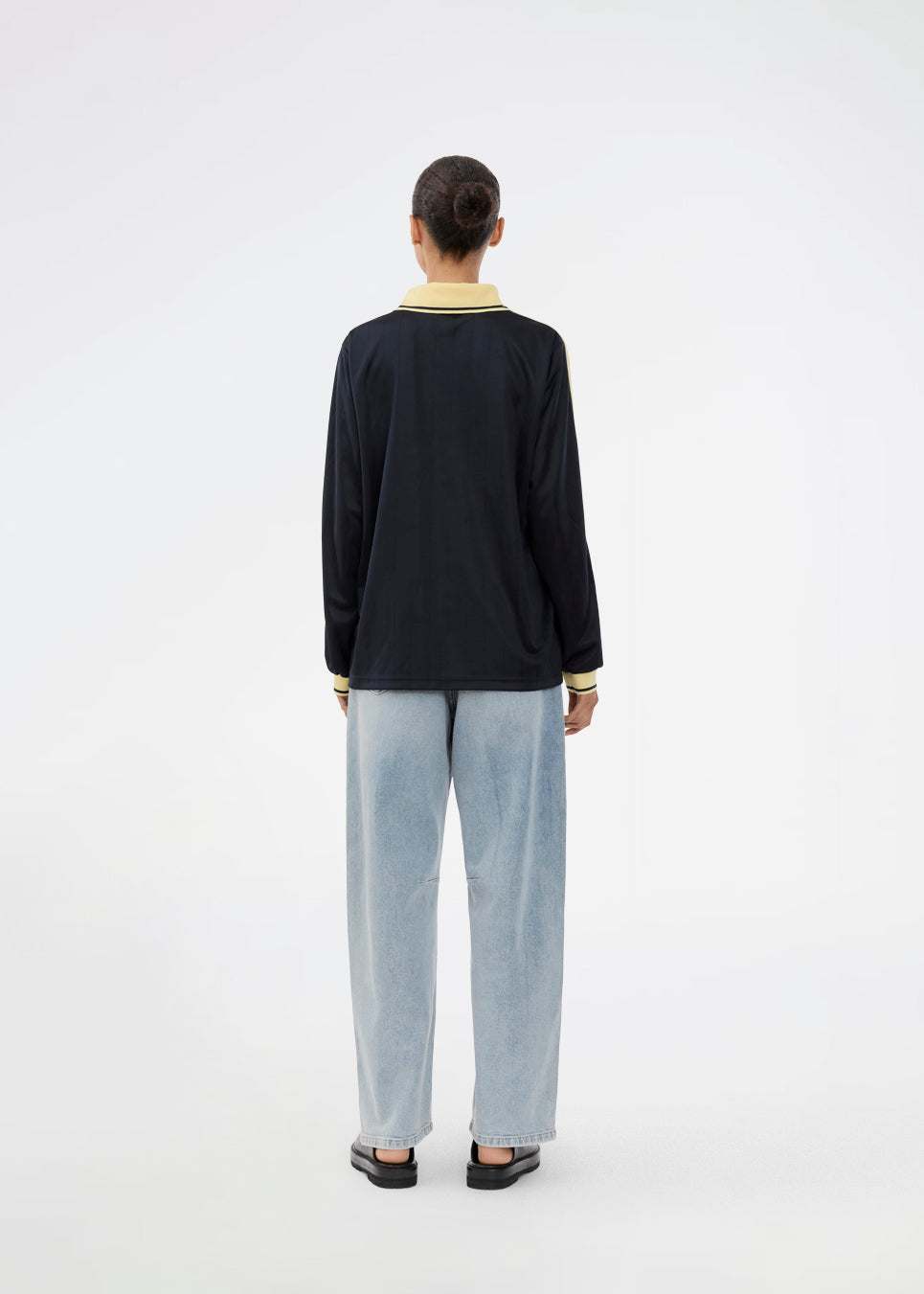 Fodbold jersey i mørkeblå med gule detaljer lavet i samarbejde med Brøndbys kvindehold. 1971 Polo har en løs pasform med stolpelukning og krave, samt lange ærmer med ribkant. Desuden har poloen Brøndby Womens og Modström logo på brystet.