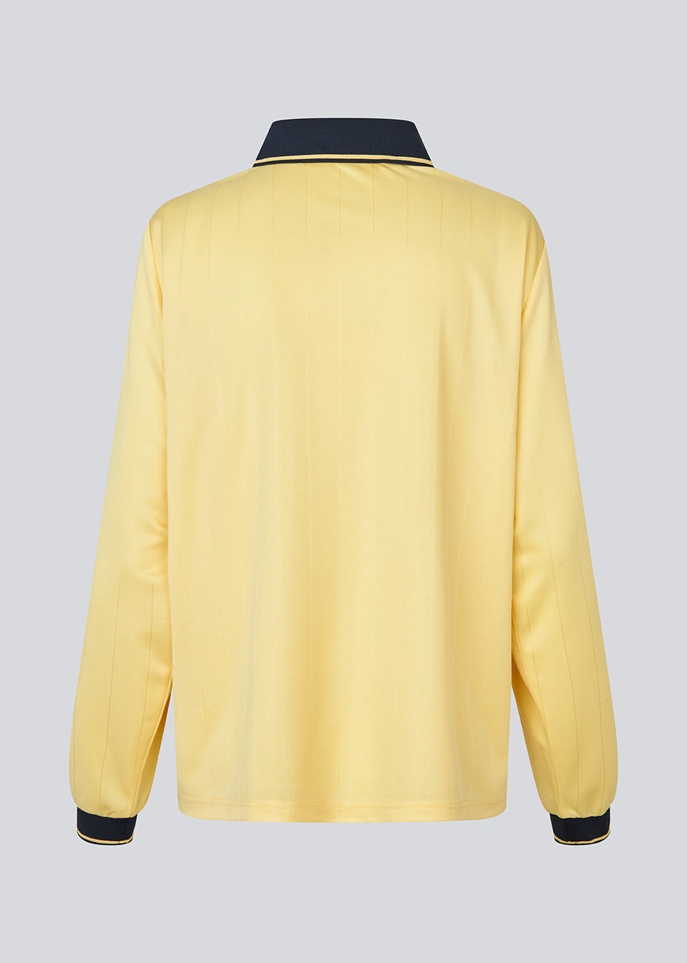 Fodbold polo i gul med mørkeblå detaljer, lavet i samarbejde med Brøndby IF´s kvindehold. 1971 Polo har en løs pasform med stolpelukning og krave, samt lange ærmer med ribkant. Desuden har poloen Brøndby IF Women og Modström logo på brystet.
Poloen er en unisex style, designet til både mænd og kvinder, der ønsker at støtte kvindefodboldens udvikling.