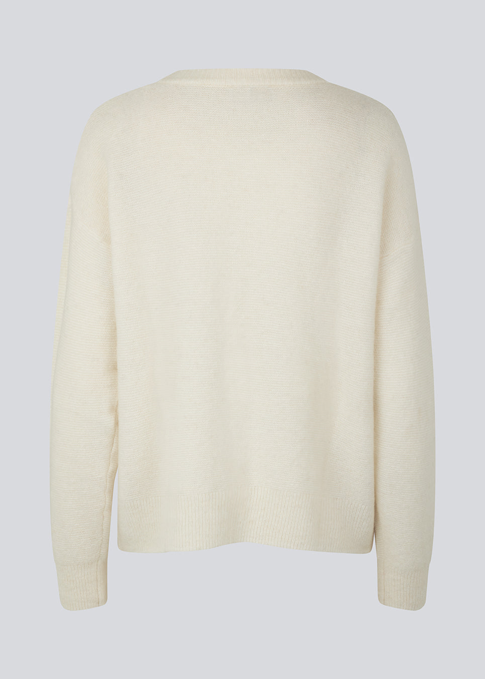 Finstrikket trøje med blødt indvævet uld og lamauld. AdrianMD o-neck har rund hals og lange ærmer med ribstrikkede kanter. Lav skuldersøm og afslappet pasform.