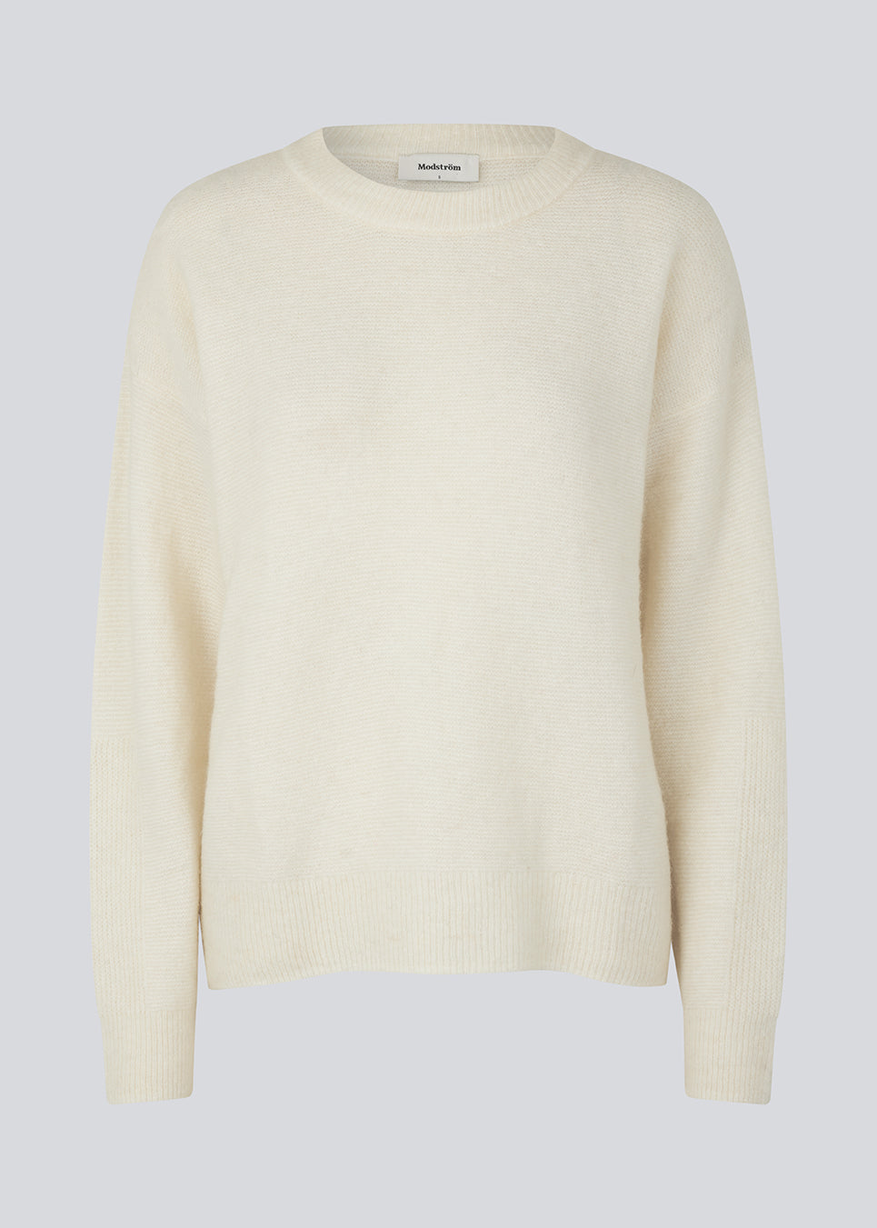 Finstrikket trøje med blødt indvævet uld og lamauld. AdrianMD o-neck har rund hals og lange ærmer med ribstrikkede kanter. Lav skuldersøm og afslappet pasform.