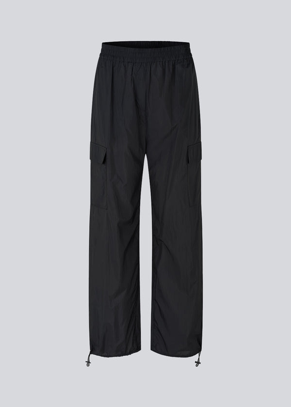 Sorte bukser i genvundet nylon. AmayaMD pants har høj talje og lige ben med justerbar elastik forneden. Beklædt elastik i taljen og to store lommer på benene. Se også vores TrentMD pants, som er lavet på samme model som AmayaMD pants, dog i en kraftigere kvalitet. Perfekt til efterår og vinter.