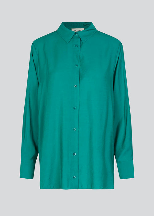 Løs skjorte i grøn med en afslappet pasform i materiale af EcoVero viskose. ChristopherMD shirt har krave, lange ærmer med machet og lukkes med knapper.