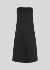 Stropløs kjole i A-form med midi længde. CydneyMD tube dress er designet i bomuld med silikonebånd foroven og skjult lynlås i siden. Modellen er 175 cm og har en størrelse S/36 på.