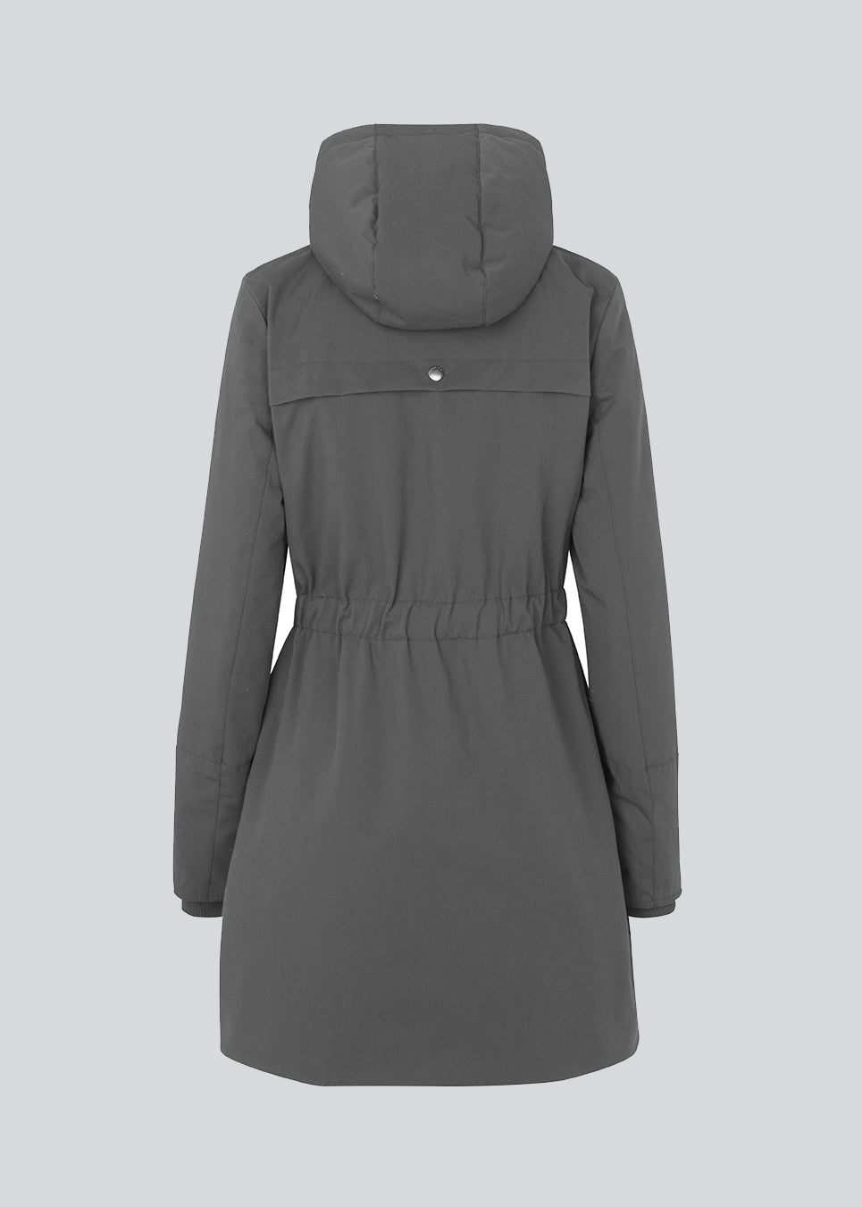 Denise coat i grå er med hætte, taljering og har skjult lynlåslukning fortil. Jakken har 4 lommer fortil og er foeret med Thermolite polyesterfyld, som er kendt i hele verden for sin høje isoleringskraft og er derfor det oplagte valg til de kolde vintre.