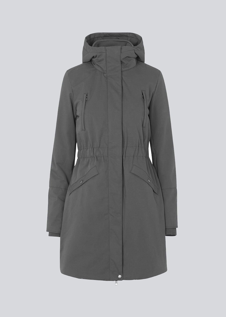 Denise coat i grå er med hætte, taljering og har skjult lynlåslukning fortil. Jakken har 4 lommer fortil og er foeret med Thermolite polyesterfyld, som er kendt i hele verden for sin høje isoleringskraft og er derfor det oplagte valg til de kolde vintre.