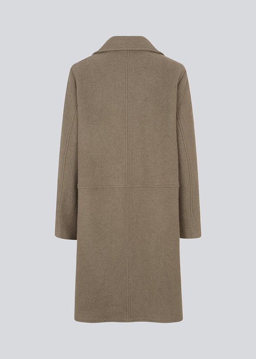 Lettere uldfrakke med oversized look og bred krave og revers. EilishMD coat har store knapper foran og to skjulte lommer. Modellen er 175 cm og har en størrelse S/36 på.