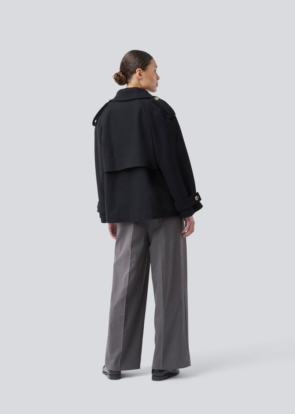 Cropped dobbeltradet uldfrakke med skjulte knapper. EsmundMD jacket har klassiske frakkedetaljer med raglanærmer og bredt bærestykke på ryggen. Med foer. Modellen er 175 cm og har en størrelse S/36 på.