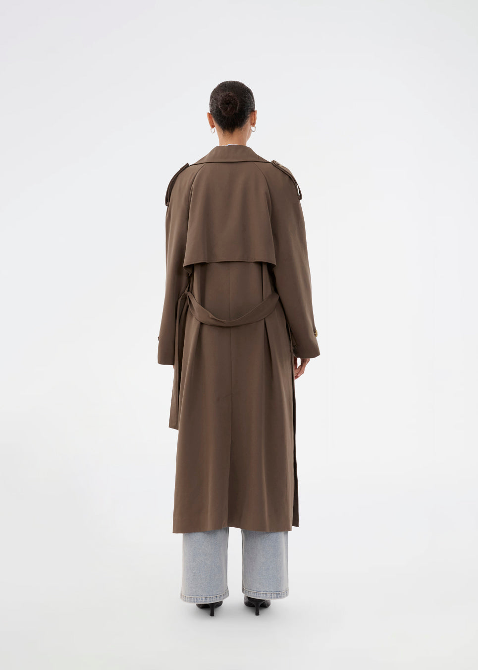 Oversized dobbeltradet trench coat i mørkebrun med bindebånd i taljen. EvieMD jacket har lav skuldersøm og lange, brede ærmer. Med foer. 