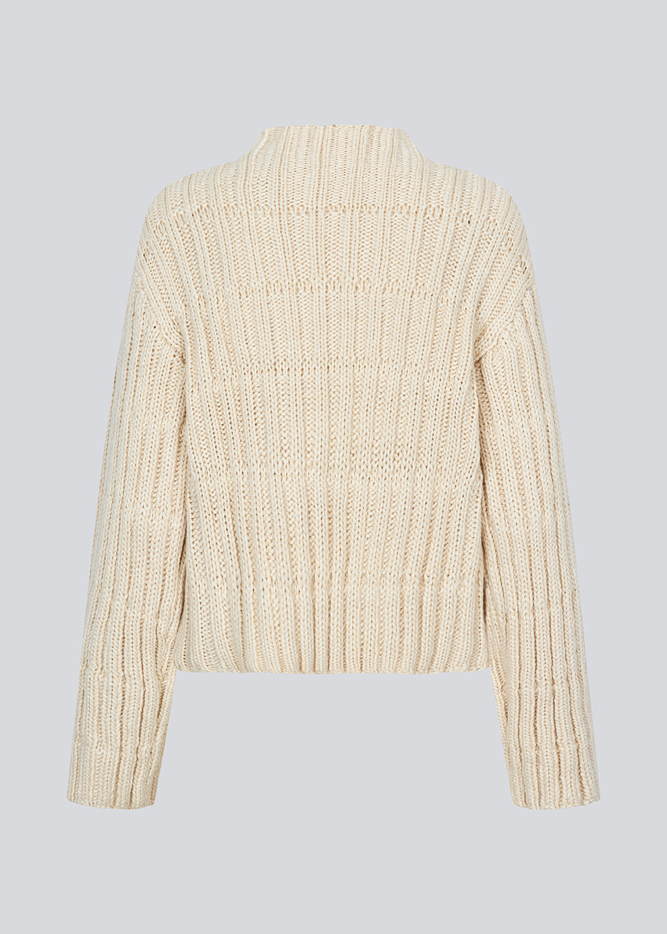 Striktrøje i off white med lav skuldersøm og lange brede ærmer. FelipeMD t-neck har en høj hals med ribkanter ved hals og forneden på ærmerne.