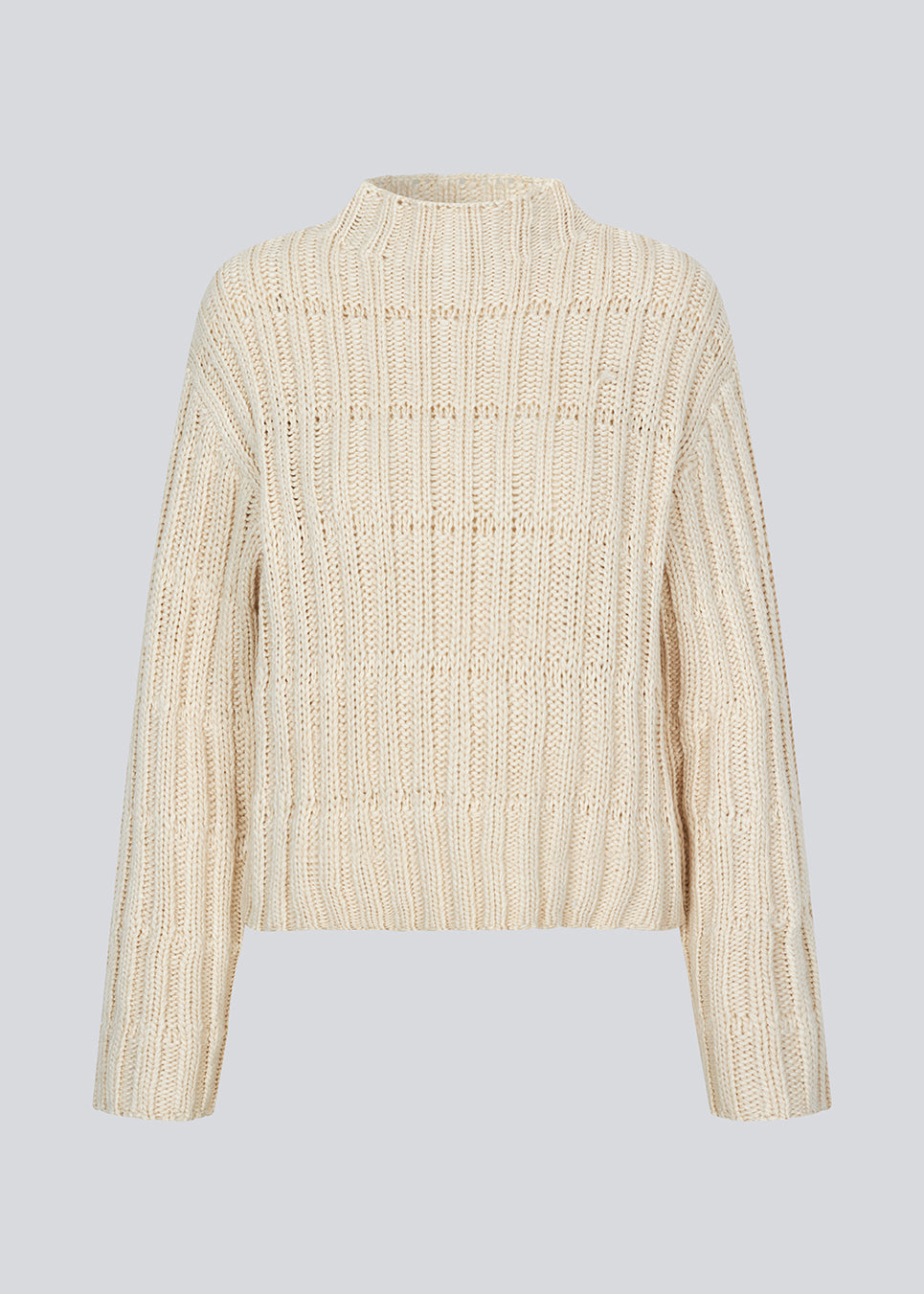 Striktrøje i off white med lav skuldersøm og lange brede ærmer. FelipeMD t-neck har en høj hals med ribkanter ved hals og forneden på ærmerne.