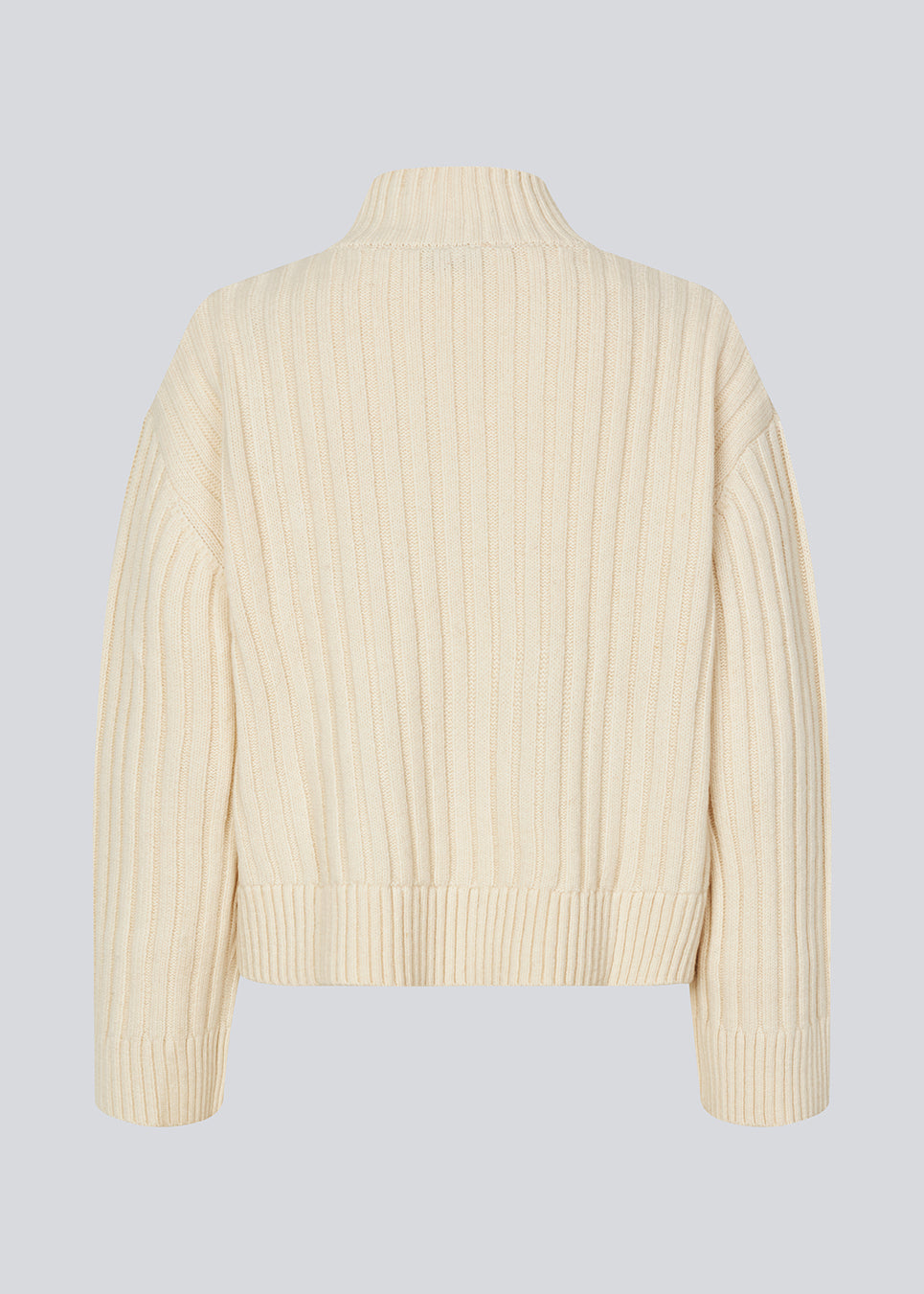 Ribstrikket off white trøje med en høj hals og afslappet pasform. FultonMD rib t-neck har enlav skuldersøm og lange brede ærmer.