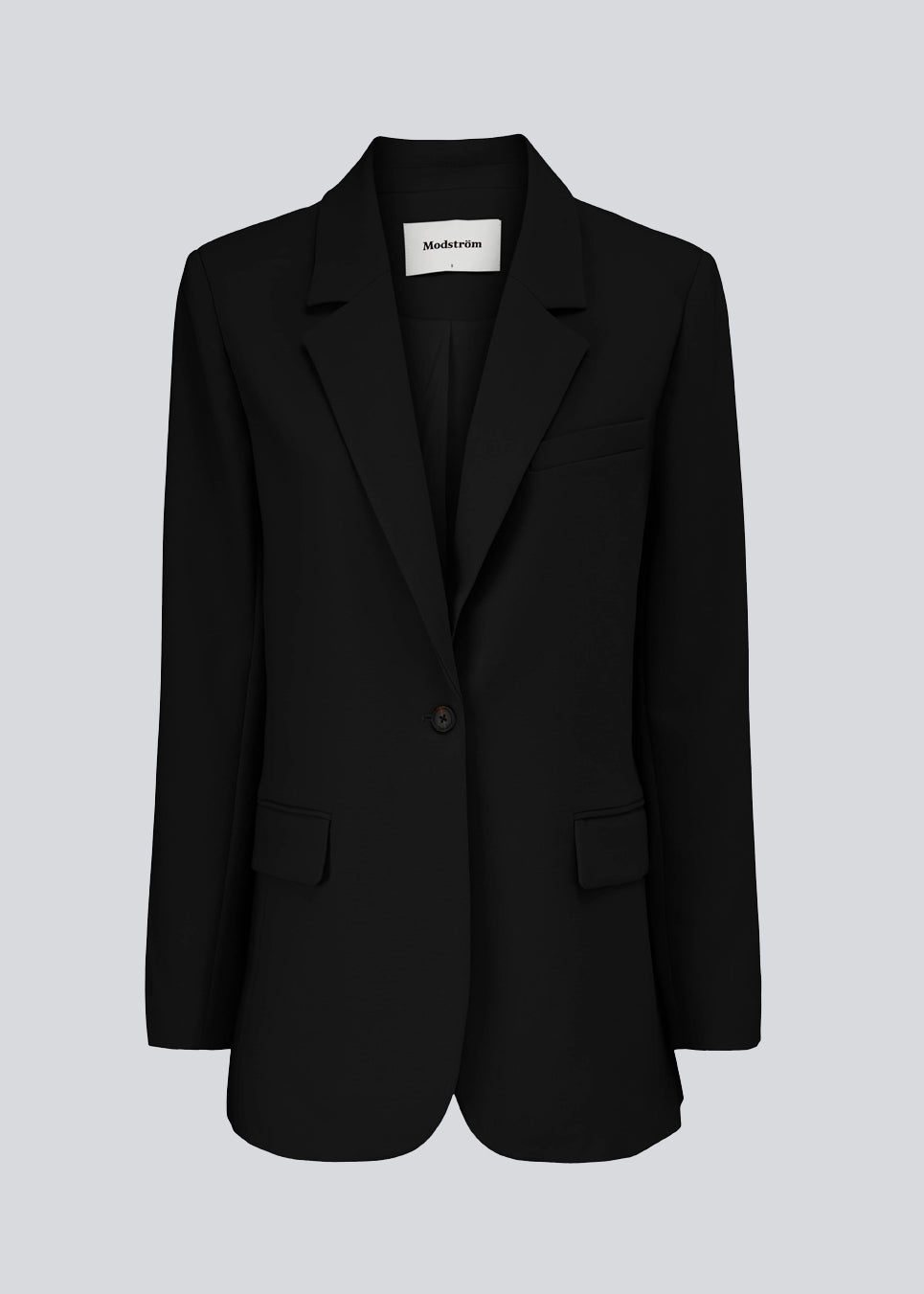 Gale blazer i sort har et klassisk og elegant design, som kommer til udtryk i den flotte reverskrave og den lange pasform. Blazeren har knaplukning fortil og en brystlomme i venstre side. Style blazeren med matchende bukser: Gale pants i sort, GaleMD shorts, eller: Gale straight pants.