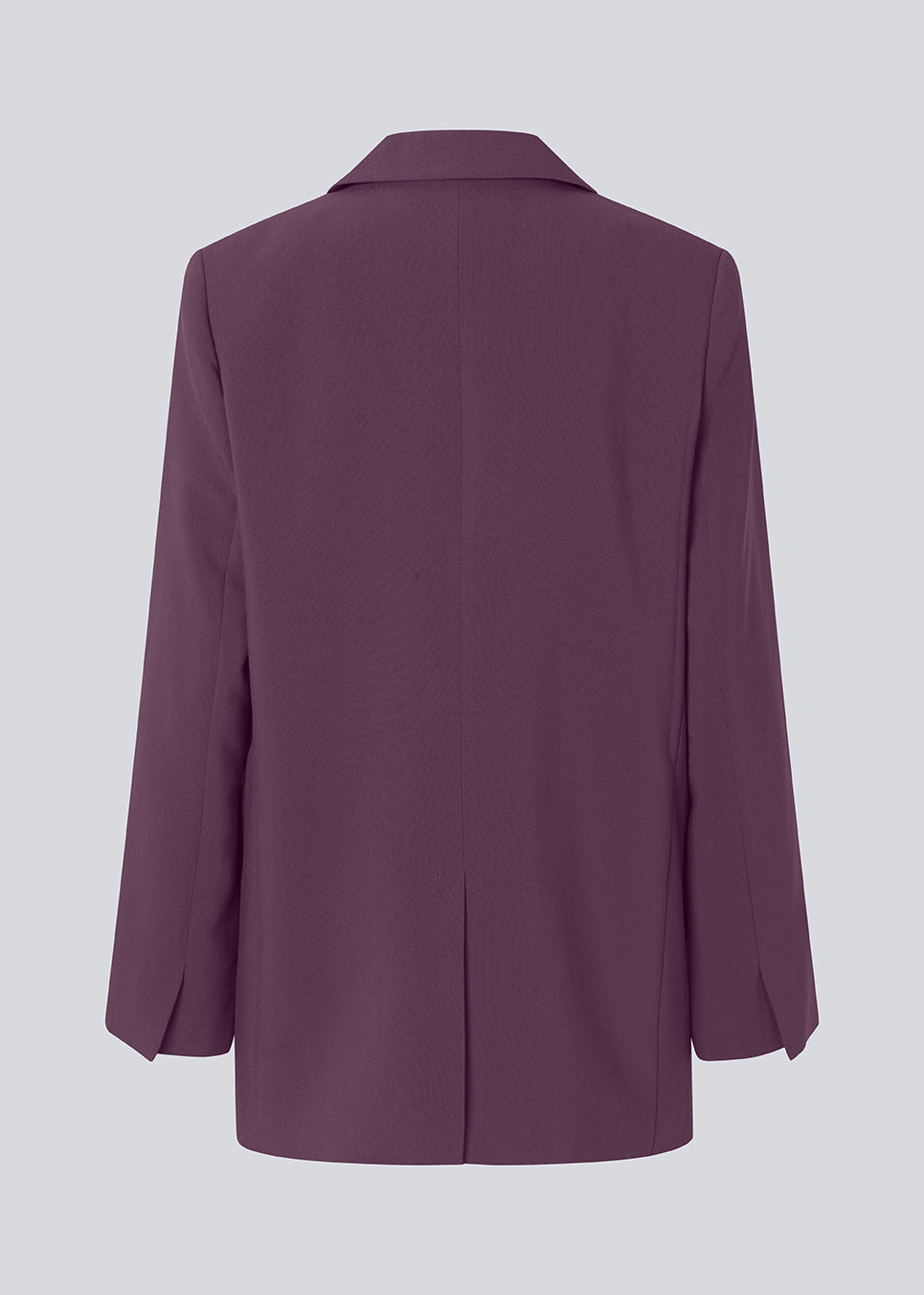 Gale blazer har et klassisk og elegant design, som kommer til udtryk i den flotte reverskrave og den lange pasform. Blazeren har knaplukning fortil og en brystlomme i venstre side. Modellen er 175 cm og har en størrelse S/36 på.