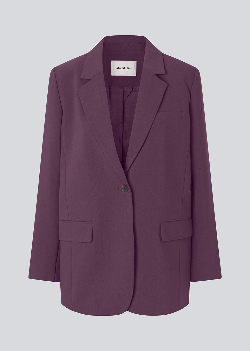 Gale blazer har et klassisk og elegant design, som kommer til udtryk i den flotte reverskrave og den lange pasform. Blazeren har knaplukning fortil og en brystlomme i venstre side. Modellen er 175 cm og har en størrelse S/36 på.