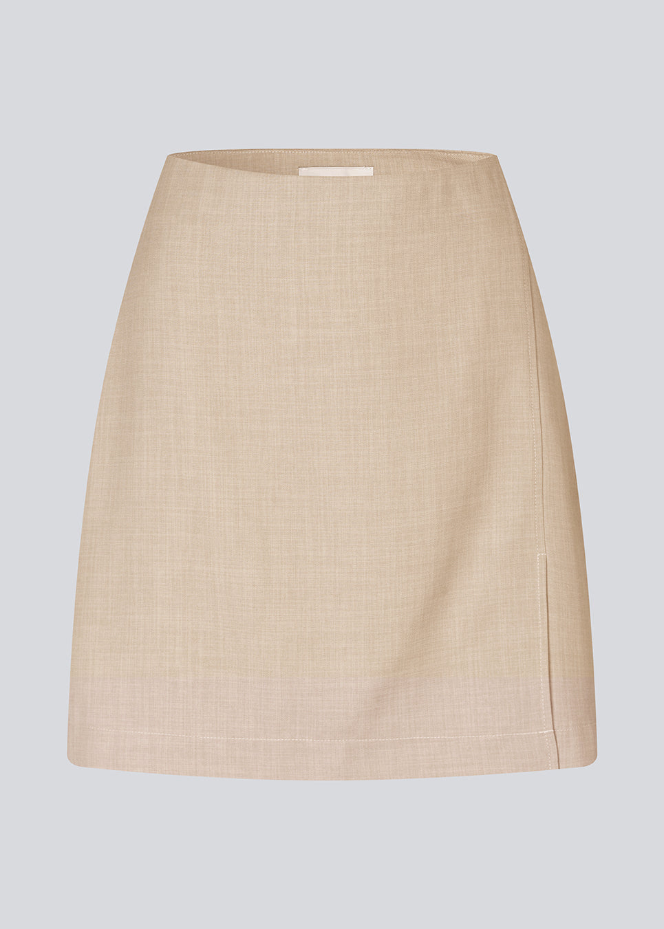 Klassisk A-formet nederdel i kort længde i beige. GaleMD 2 skirt har et simpelt design med skjult lynlås i sidesømmen og slids foran.