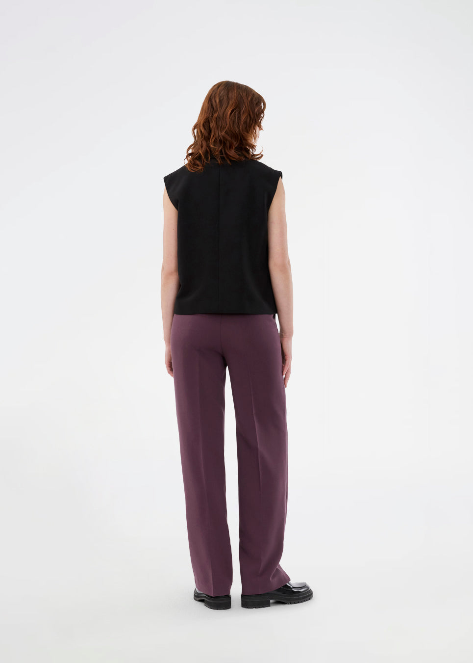 Løs vest med krave i vores klassiske gale materiale. Galemd vest er ærmeløs og har en knappelukning fortil. Modellen er 175 cm og har en str. S/36 på.