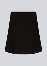 Sort strik-mininederdel/miniskirt i A-formet silhuet med høj talje med beklædt elastik. GalenMD skirt er fremstillet i økologisk bomuld.