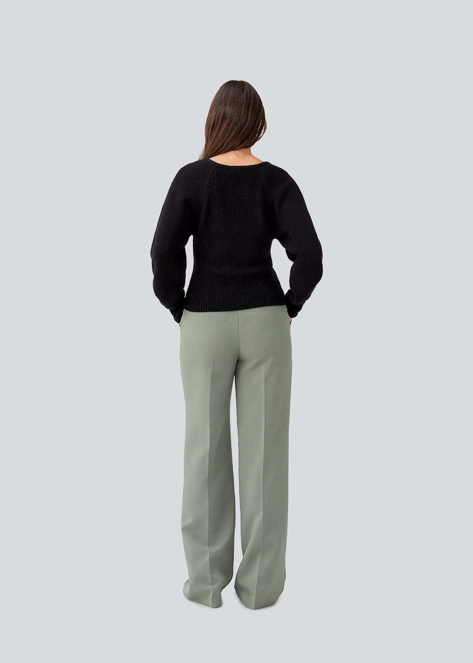 Figursyet sort strik i økologisk bomuld. GalenMD short v-neck har lange ærmer med vide og en v-udskæring. Modellen er 177 cm og har en størrelse S/36 på.