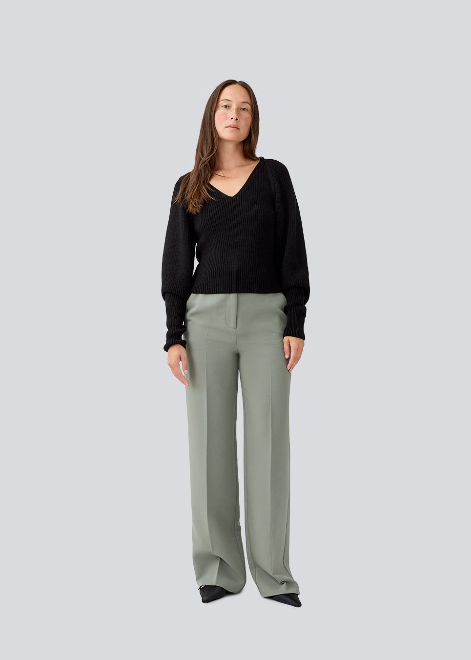 Figursyet sort strik i økologisk bomuld. GalenMD short v-neck har lange ærmer med vide og en v-udskæring. Modellen er 177 cm og har en størrelse S/36 på.