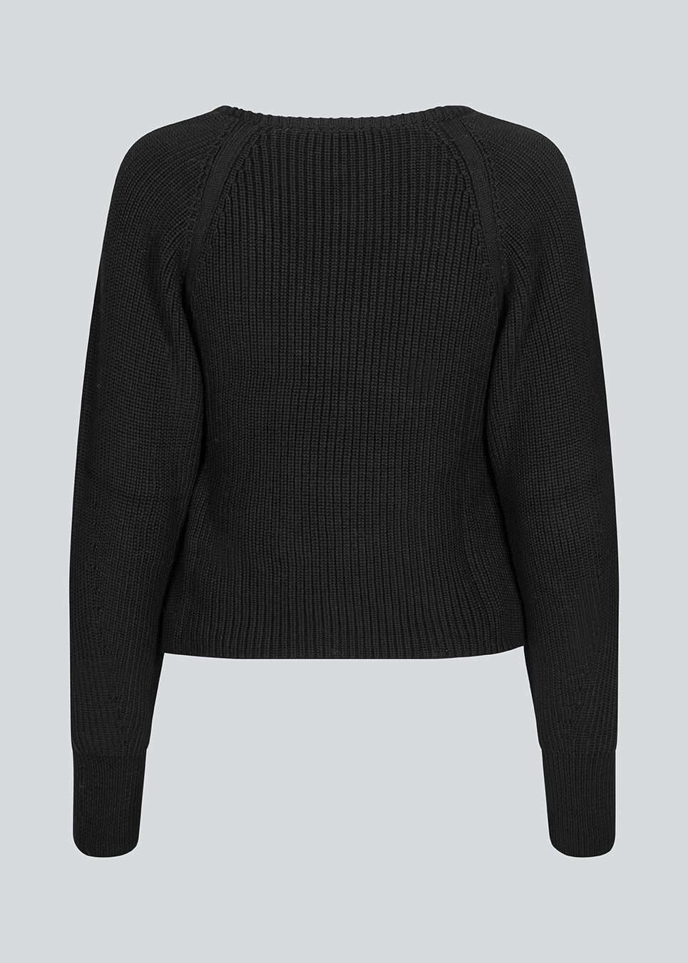 Figursyet sort strik i økologisk bomuld. GalenMD short v-neck har lange ærmer med vide og en v-udskæring. Modellen er 177 cm og har en størrelse S/36 på.