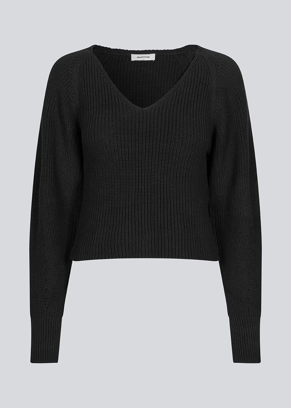 Figursyet sort strik i økologisk bomuld. GalenMD short v-neck har lange ærmer med vide og en v-udskæring. Modellen er 177 cm og har en størrelse S/36 på.