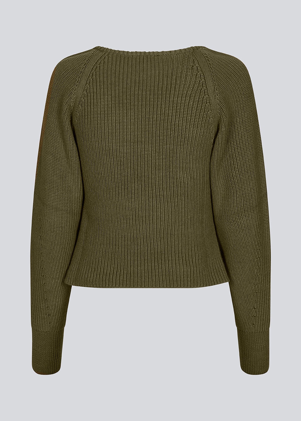 Figursyet strik i mørkegrøn/army grøn i økologisk bomuld. GalenMD short v-neck har lange ærmer med vide og en v-udskæring. Modellen er 177 cm og har en størrelse S/36 på.