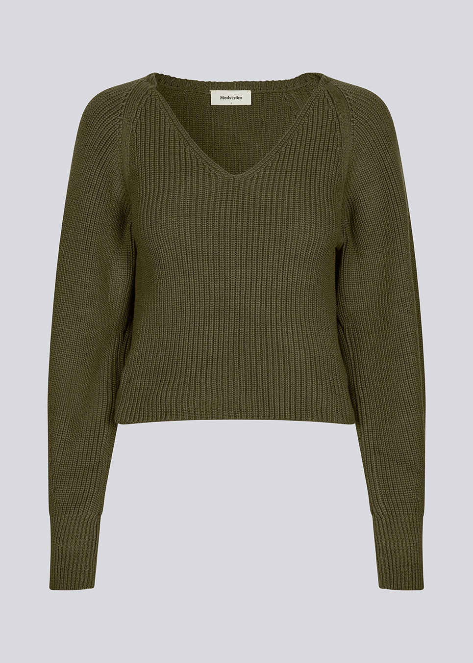 Figursyet strik i mørkegrøn/army grøn i økologisk bomuld. GalenMD short v-neck har lange ærmer med vide og en v-udskæring. Modellen er 177 cm og har en størrelse S/36 på.