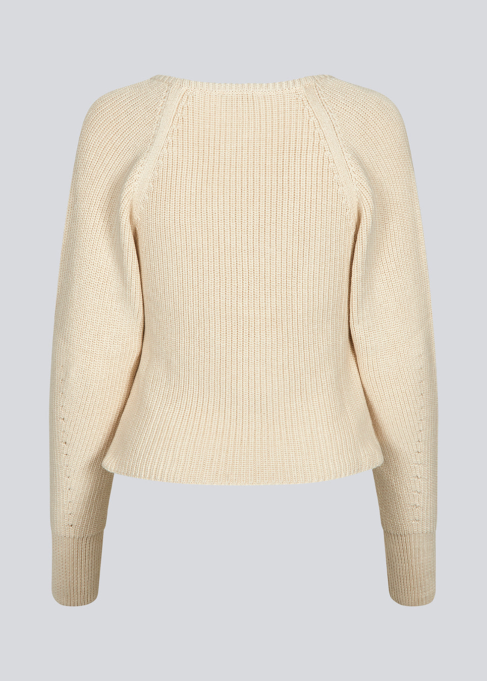 Figursyet cremefarvet strik i økologisk bomuld. GalenMD short v-neck har lange ærmer med vide og en v-udskæring. Modellen er 177 cm og har en størrelse S/36 på.