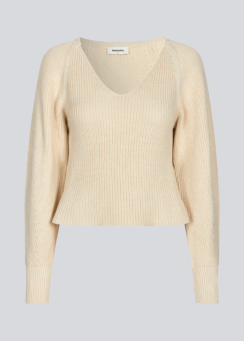 Figursyet cremefarvet strik i økologisk bomuld. GalenMD short v-neck har lange ærmer med vide og en v-udskæring. Modellen er 177 cm og har en størrelse S/36 på.