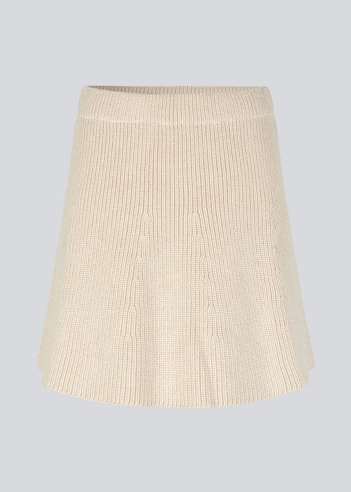 Strikket mininederdel i A-formet silhuet med høj talje med beklædt elastik. GalenMD skirt er fremstillet i økologisk bomuld. Modellen er 175 cm og har en størrelse S/36 på.